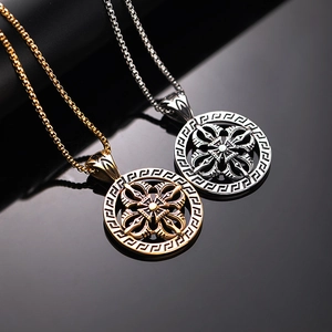 Collier avec pendentif totem rétro en acier inoxydable doré et argenté avec grecques