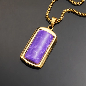 Detailopname van een paarse rechthoekige edelsteen hanger met een vergulde ketting