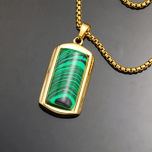 Luxe malachiet edelsteen hanger aan een dikke goudvergulde schakelketting voor heren