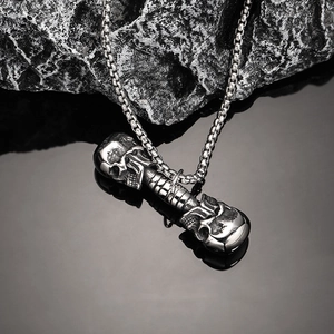 Pendentif haltère double crâne gothique en acier vintage sur un collier à chaîne cubique