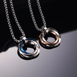 Collier à trois anneaux entrelacés en acier titane avec chaîne box et cristaux
