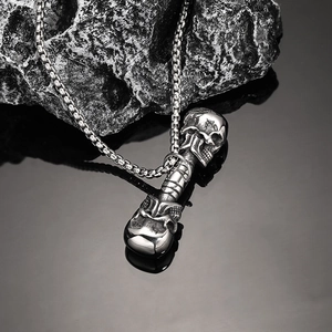 Collier à pendentif double crâne gothique en acier argenté vintage sur roche sombre
