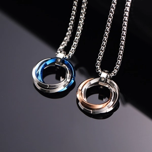 Collier Pendentif Trois Anneaux Entrelacés en Acier Titane avec Strass Incrustés Bijoux Mode Hip Hop pour Homme Femme