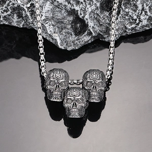 Collier pour Hommes Vintage Gothique en Acier Titane avec Pendentif Triple Crâne Détail Flamme Gravée Finition Argent Antique