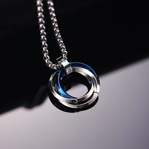 Collier à trois anneaux imbriqués en argent et bleu avec chaîne vénitienne et pierre zircone