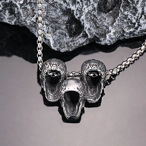 Collier punk rétro en acier titane avec trois pendentifs tête de mort et gravure vintage