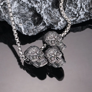 Collier vintage punk pour homme avec trois pendentifs têtes de mort en acier argent