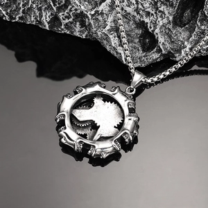 Collana vintage in acciaio al titanio con ciondolo a ingranaggio e testa di lupo