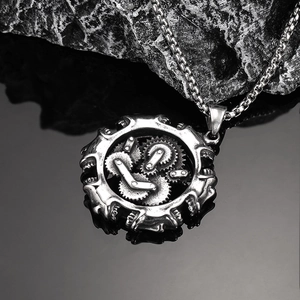 Collana steampunk in acciaio al titanio con ingranaggi meccanici su uno sfondo di pietra