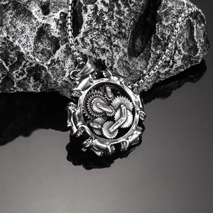 Collana con ciondolo a ingranaggi industriali vintage in acciaio stile steampunk