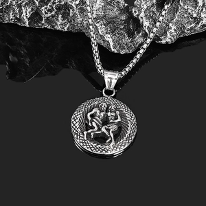 Makroaufnahme des Retro-Sternzeichen-Gemini-Anhänger-Reliefs mit stabiler Box-Kette