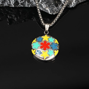 Collier Pendentif Rond en Acier Titane Émail Coloré Fleur Étoile Bijoux de Mode Streetwear pour Hommes Femmes Accessoire Quotidien