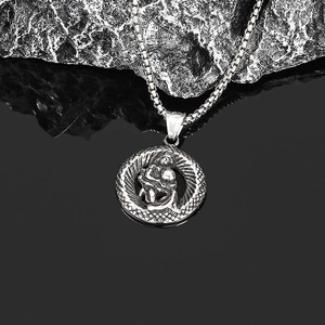 Detailansicht des Retro-Silber-Edelstahl-Sternzeichenanhängers auf schwarzem Lavagestein