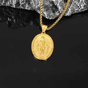 Pendentif ovale vintage en or avec Vierge Marie et chaîne box sur roche noire