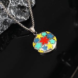 Collier chic en acier titane avec pendentif fleur étoile émaillé coloré et chaîne box