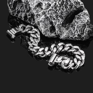 Bracciale a catena cubana d'argento da uomo con chiusura industriale su roccia nera