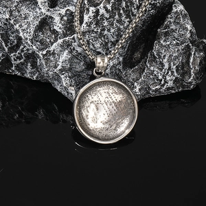 Pendentif vintage en acier avec fleur émaillée colorée sur chaîne box pour hommes sur roche