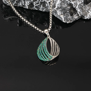 Collier bohème en acier titane argenté avec pendentif goutte en zircon vert