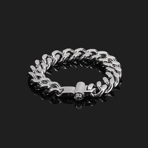 Bracciale a catena cubana in argento lucido con chiusura a croce su sfondo nero raffinato