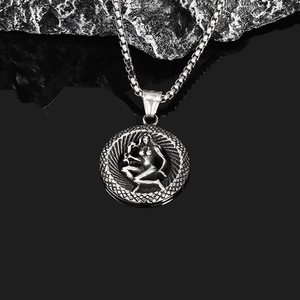 Makroaufnahme von Vintage-Sternzeichen-Anhänger mit geprägter Figur an quadratischer Kette