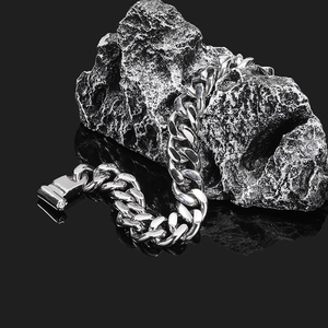 Bracciale a catena cubana d'argento con chiusura industriale su superficie in pietra