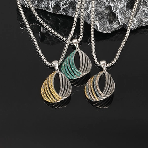 Vue détaillée des pendentifs bohèmes en titane torsadé avec pierres de zircon colorées