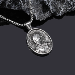 Dettaglio del ciondolo punk ovale vintage con rilievo Madonna e catena a scatola