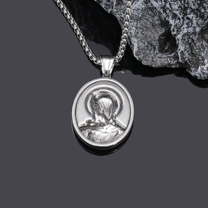 Collana con pendente ovale a rilievo stile punk retrò in acciaio su esposizione di pietra