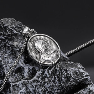 Pendente ovale con rilievo della Vergine Maria su catena e roccia minerale nera