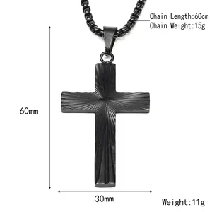 Collier croix en acier noir industriel avec texture rayonnante et chaîne à maillons