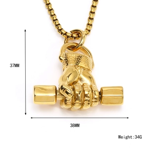 Collier pour homme en acier titane avec pendentif poing et haltère en finition dorée