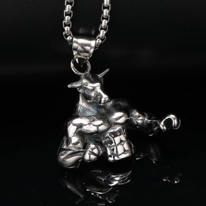 Collana con ciondolo a forma di toro muscoloso lucido e catena box stile hip hop