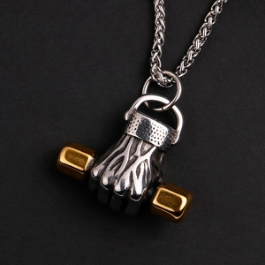 Collier pour hommes en acier titane avec pendentif poing et haltère bicolore or et argent