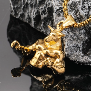 Ciondolo toro muscoloso in acciaio al titanio placcato oro 18k con catena a maglia box