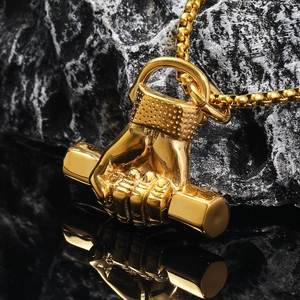 Collier pour hommes avec pendentif poing haltère en acier titane doré et chaîne à billes