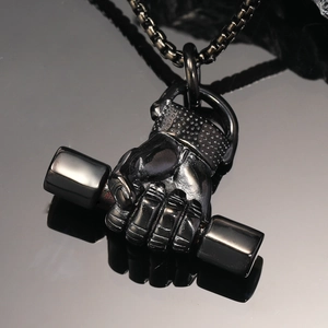 Vue détaillée du pendentif haltère et poing noir avec finitions polies et texturées