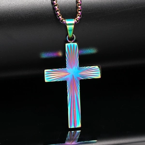 Collier avec pendentif croix arc-en-ciel dégradé à texture radiale pour hommes
