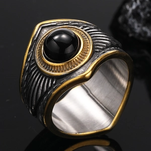 Bague gothique pour hommes en acier avec pierre noire et détails de plumes dorées
