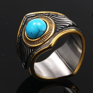 Détail de bague plume d'aigle vintage avec pierre turquoise bleue et accents dorés