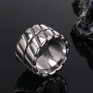 Herren Titanstahl Ring mit Drachenschuppen Textur auf schwarzem Hintergrund