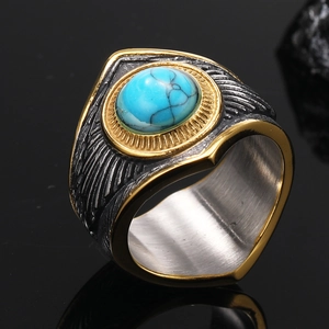 Détail macro d'une bague plume pour homme avec pierre turquoise et relief plaqué or