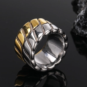 Detailaufnahme des breiten Herrenrings mit gold-silbernen Schuppen und polierter Oberfläche