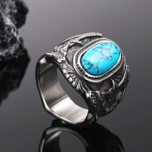 Primer plano de anillo de águila de acero de titanio con turquesa y detalles vintage