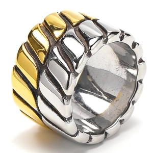 Breiter Herrenring aus Edelstahl mit zweifarbigem Gold-Silber-Muster und Reifenstruktur
