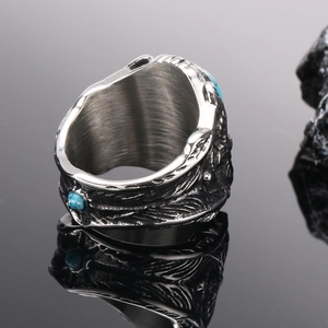 Anillo vintage para hombre en acero de titanio con piedra turquesa y grabado de plumas