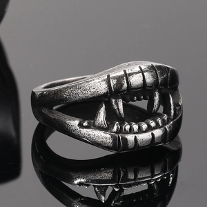 Macro d'une bague de dents de vampire punk avec finition argent vintage et texture détaillée