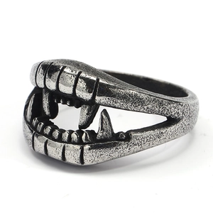 Bague pour homme en acier inoxydable avec crocs de vampire et finition argent vintage sur blanc