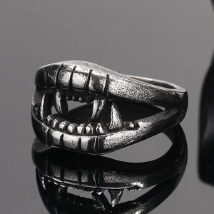 Bague dents de vampire gothique en acier inoxydable noir avec crocs réalistes style