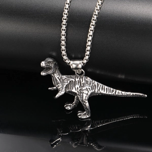 Détail du pendentif dinosaure en acier titane punk rétro avec finition argentée vintage