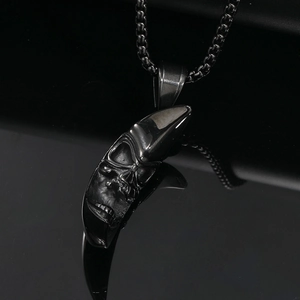 Vue macro du pendentif lune noire avec relief de crâne détaillé en style punk